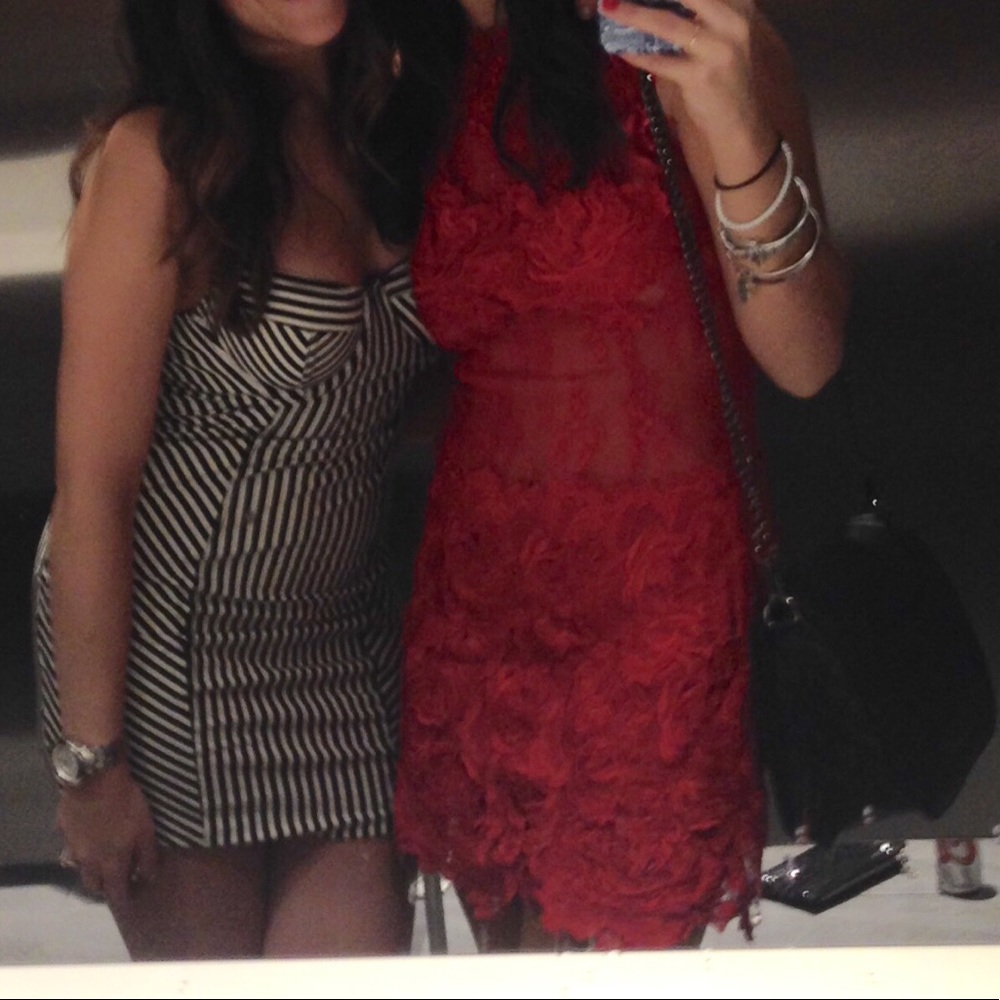 Red dress - Picture 3 of 3